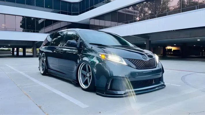 Toyota Sienna - 2011 to 2014 - Minivan [All] (Alpha Black) (Sequential Turn Signal) (With Factory Halogen Bulbs) (Without Factory DRL)