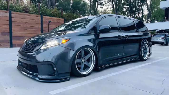 Toyota Sienna - 2015 to 2020 - Minivan [L, LE, Limited, Limited Premium, XLE, XLE Premium] with 3.5L & AWD/FWD (Black) (Sequential Turn Signal) (With Factory Halogen Bulbs) (Without Factory DRL)